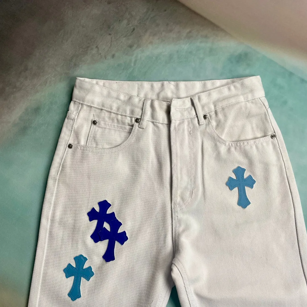 🅿️240 🔘Style No.-KL121 🔘Cro Heart𝐂𝐡𝐫𝐨𝐦𝐞 𝐇𝐞𝐚𝐫𝐭 Miami high street white and blue cross patchwork leather retro straight jeans* are carefully crafted with top-notch heavy-duty washing technology, and every process is dedicated to ingenuity. The calfskin is precisely laser-cut and turned into exquisite crosses, showing a luxurious texture in every detail. Paired with distressed silver hardware, the retro charm and fashion style are cleverly blended. The straight-leg design is a unique one, instantly slimming the upper body, modifying the lines of the legs, and showing a neat and capable temperament. From fabric selection to craftsmanship, every step is strictly controlled to show high-end quality and be clearly distinguished from ordinary products on the market. It is tailor-made for you who pursue the ultimate fashion.  Size: S M L XL (28.30.32.34) Color: White
